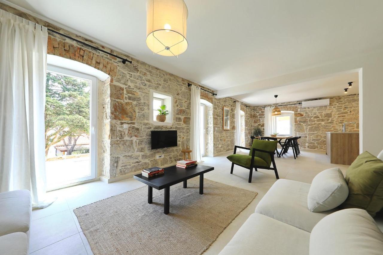 Villa Mira With A Heated Pool And A Sea View Božava Екстериор снимка